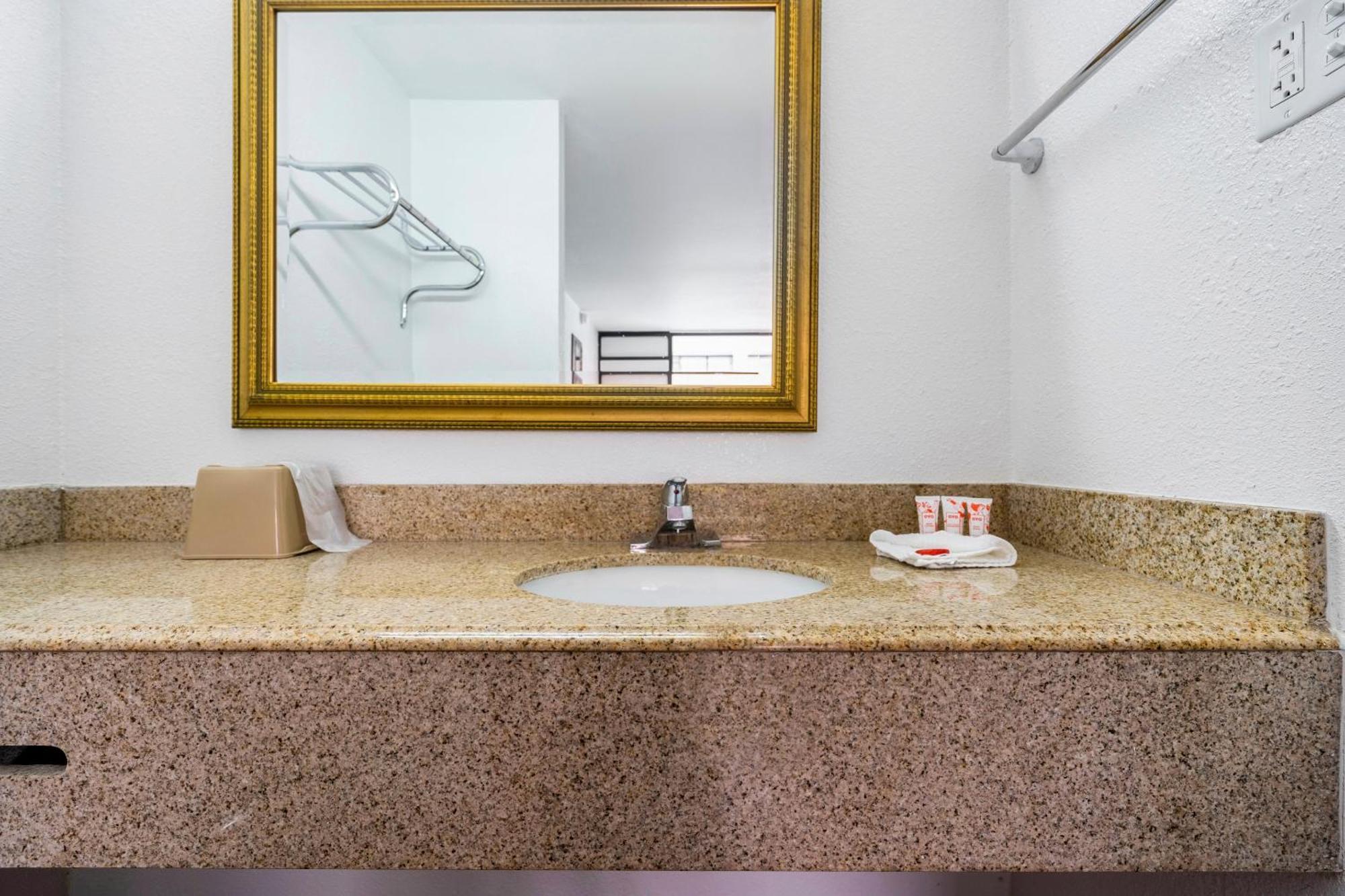 Oyo Hotel Bossier City La - Red River מראה חיצוני תמונה